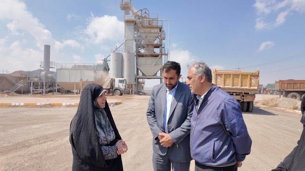قدردانی عضو شورای شهر از کارگران کارخانه آسفالت سازمان عمران شهرداری تبریز/ دست‌بوس تلاشگرانی هستیم که با مشقت فراوان پای کار ایستاده‌اند