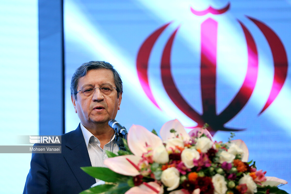 همتی: بانک‌ها همزمان با کنترل نقدینگی بر تأمین مالی تولید متمرکز شوند