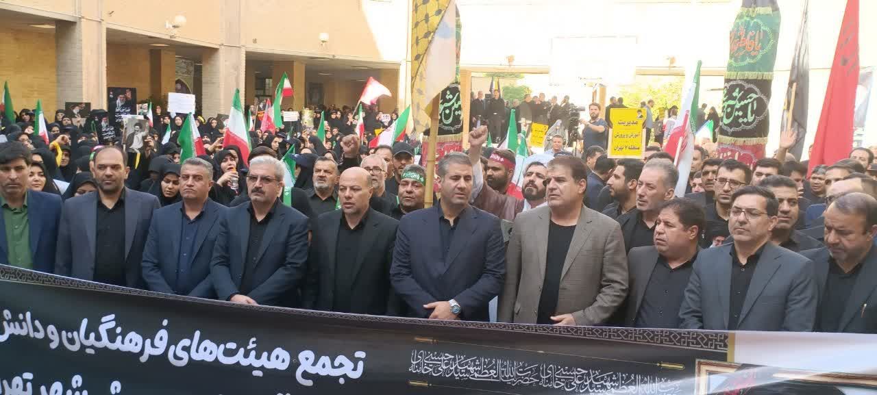 مدارس خط مقدم استمرار انقلاب هستند
