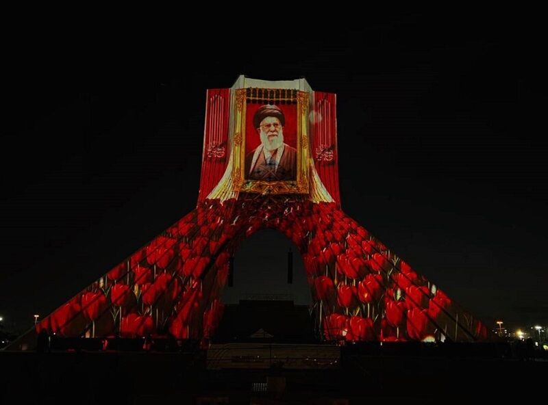 تصویر و حماسه بدرقه رهبر شهید بر برج آزادی نقش بست