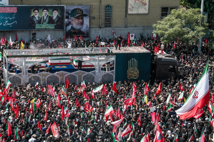 آیین تشییع پیکر پاک و مطهر اقای شهید ایران